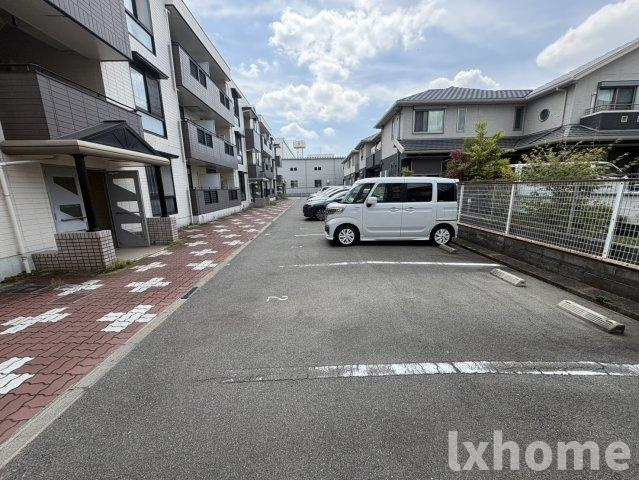プラスコート南耳原の駐車場
