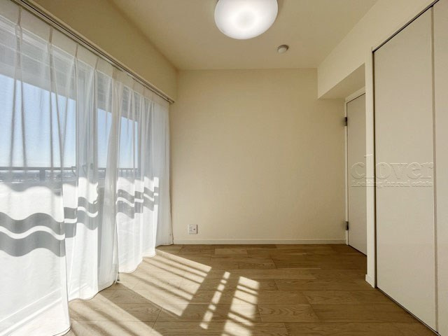 【子供部屋】 | 柿の木坂パレス | 洋室2　窓から明るい光が差し込む洋室。ベッドを置いて個人居室にする場合は、多くの時間を過ごすことになる空間です。使い勝手や落ち着きを想像してください。～即日のご見学可能～　お問合せはお気軽にどうぞ。