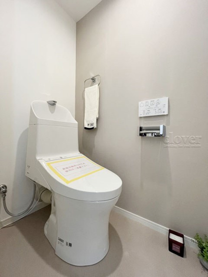 【トイレ】 | 柿の木坂パレス | 温水洗浄便座つき　トイレはもともと個人の領域である自宅の中でも、最もプライベートな空間です。だからこそ、ほしい「落ち着き」がここにあります。～即日のご見学可能～　お問合せはお気軽にどうぞ。