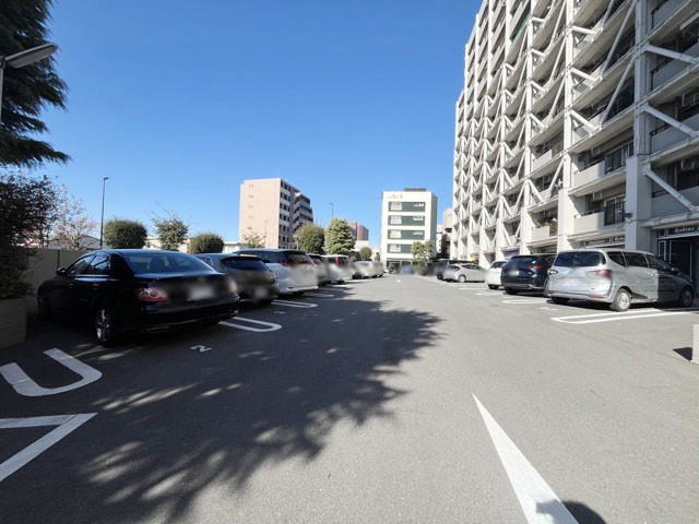 【駐車場】 | 柿の木坂パレス | マンションの駐車場スペース。空きの有無や駐車料金、サイズ規定などについては、改めてお問い合わせください。～即日のご見学可能～　お問合せはお気軽にどうぞ。