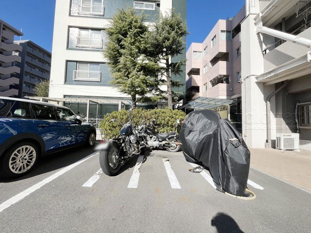【駐車場】 | 柿の木坂パレス | バイク置き場。空き区画の有無や駐輪料金、サイズおよび排気量規定などについては、改めてお問い合わせください。～即日のご見学可能～　お問合せはお気軽にどうぞ。