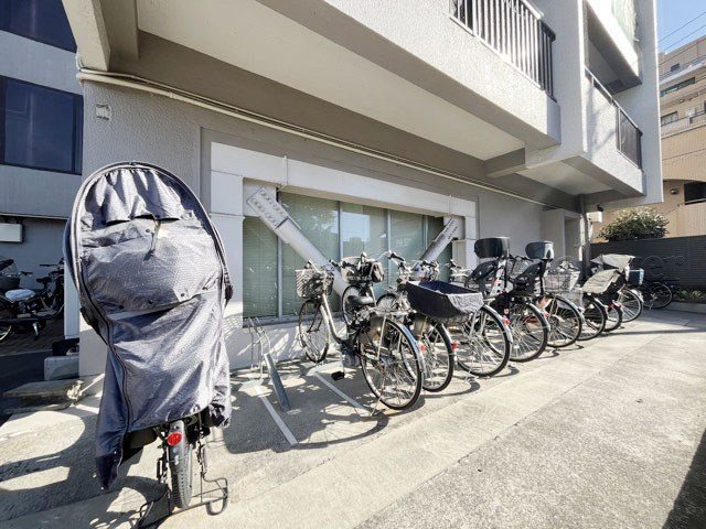 【駐輪場】 | 柿の木坂パレス | 自転車置き場。マンションの共用部にあたります。空きの有無や駐輪料金、各戸の台数制限などについては、改めてお問い合わせください。～即日のご見学可能～　お問合せはお気軽にどうぞ。