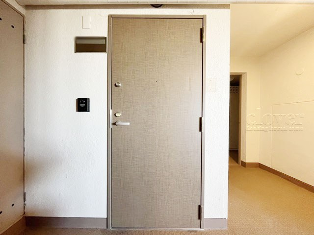 【その他共用部分】 | 柿の木坂パレス | 皆様をお迎えする、お部屋の玄関ドア。開けやすさや開放角度、ドアノブの操作しやすさや鍵の形状などを、現地で一度ご確認ください。～即日のご見学可能～　お問合せはお気軽にどうぞ。
