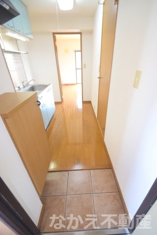 【玄関】 | 収納もある玄関です