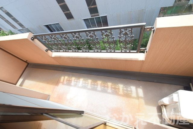 【バルコニー】 | 暖かな日差しのふりそそぐバルコニー