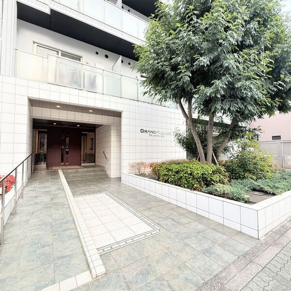 グランルージュ栄 Ⅱの駐車場