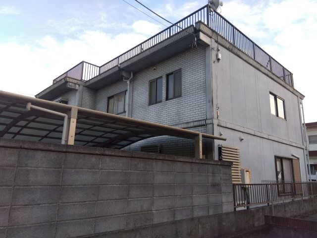 売中古戸建　富士市依田橋町の外観|お車は2台駐車可能です。駐車場はカーポートになっています。大切なお車を雨風・紫外線から守れます。