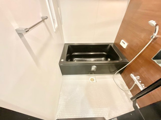 【バルコニー】 | ユニ宇治マンション3号館 | 南向き5階部分につき、陽当り・通風ともに良好です。南側が学校敷地となっているため、視界を遮る高い建物がなく、開放的な眺望と採光が確保されています。