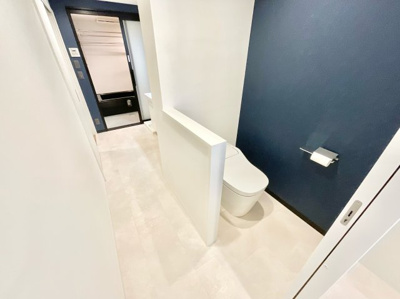 【居間・リビング】 | ユニ宇治マンション3号館 | 【収納】スペースを有効的に活用できるよう造作された収納を完備。建具の扉はすべて統一されたデザインで、住戸全体に調和のとれた、すっきりとしたインテリア空間です。