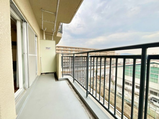 【玄関】 | ユニ宇治マンション3号館 | 玄関スペースを拡張し、ゆとりある動線を確保。散歩後のお手入れもスムーズに行える広さがあり、ペットを飼育される方にも利便性を感じていただけます。開放感と多目的な使い勝手を両立した、ゆとりある玄関です。