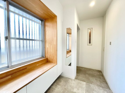 【その他共用部分】 | ユニ宇治マンション3号館 | 【エレベーター】《MOMOテラス》《イズミヤ六地蔵店》が車で約10分と気軽にショッピングが楽しめます。スーパーやコンビニ、金融機関などの生活施設も徒歩圏に点在しています。