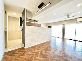 【居間・リビング】 | ユニ宇治マンション3号館 | 【LDK約21帖】南向きのバルコニーに面したリビングは陽当り良好で明るく、5階部分につき開放感があります。