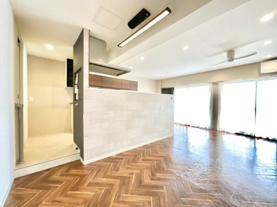 【居間・リビング】 | ユニ宇治マンション3号館 | 【LDK約21帖】南向きのバルコニーに面したリビングは陽当り良好で明るく、5階部分につき開放感があります。