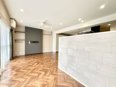 【洋室】 | ユニ宇治マンション3号館 | 【洋室約6帖】壁面上部の一部が開口されているため、LDKからの通気も確保。室内の空気循環に配慮された、機能的な造りとなっています。洗面室へ直接出入りできる扉があり、家事動線に優れた間取りです。