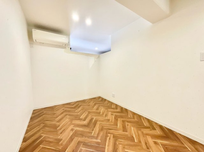 【洗面所】 | ユニ宇治マンション3号館 | 三面鏡タイプの洗面台ですので小物を鏡裏に収納でき水回りをスッキリと整理できます。タオルなどの収納に便利なランドリーチェストが備付けられています。