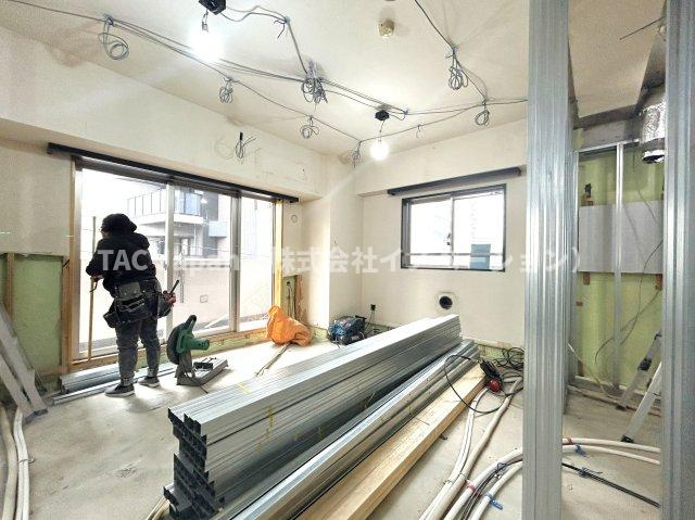 アリュージュ南千住の居間・リビング|【リノベーションしてお引渡し】
【工事中でも見学可能】
【類似の完成物件ご案内します】