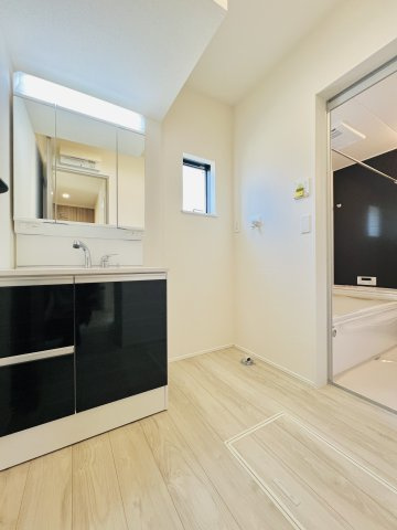 前橋朝日町2丁目の独立洗面台|洗濯機や収納棚を設置してもゆとりのある洗面脱衣所◎