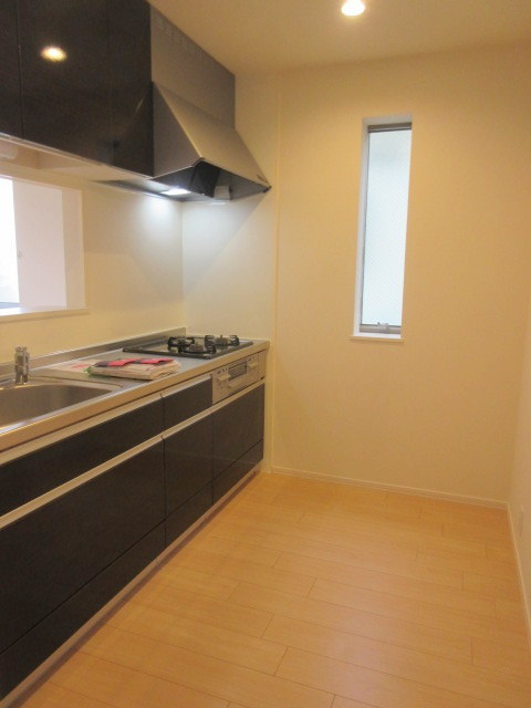 Ｍｏｎｔａｇｎｅのキッチン|窓もある対面式の3口ガスコンロシステムキッチン