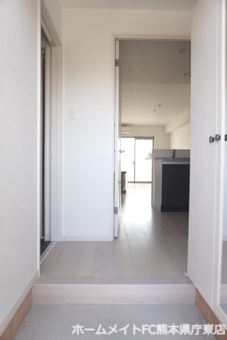 熊本市東区佐土原１丁目の賃貸マンションの玄関