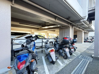 【駐車場】 | バイク置き場。空き区画の有無や駐輪料金、サイズおよび排気量規定などについては、改めてお問い合わせください。～即日のご見学可能～　お問合せはお気軽にどうぞ。