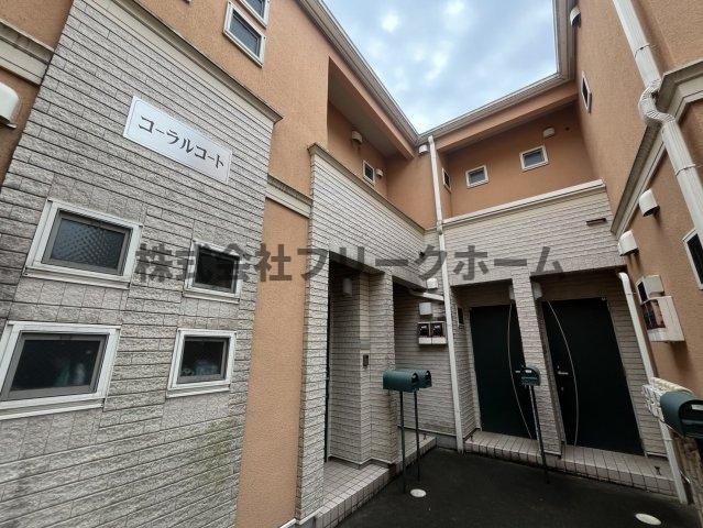 武蔵野市境南町３丁目のアパートのエントランス
