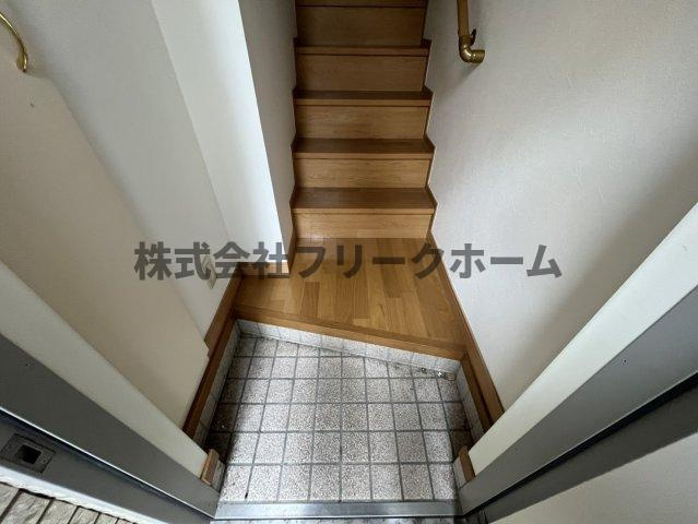 武蔵野市境南町３丁目のアパートの玄関