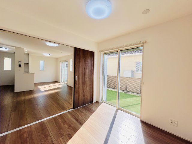 前橋市北代田町の洋室|リビングに隣接する日当たりも良好な洋室♪