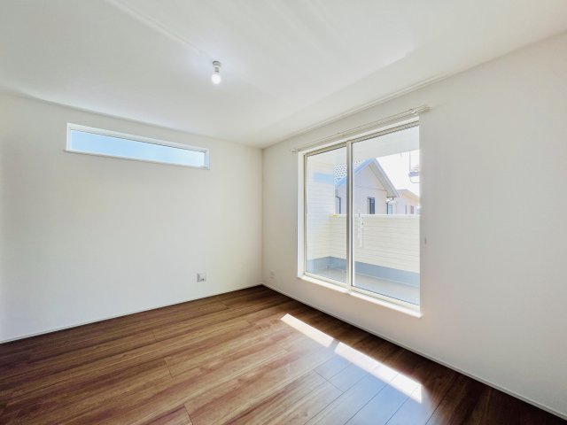 前橋市北代田町の洋室|8.5帖の洋室は、大きいベッドを設置してもゆとりのある空間♪
フリースペース＋WIC付き