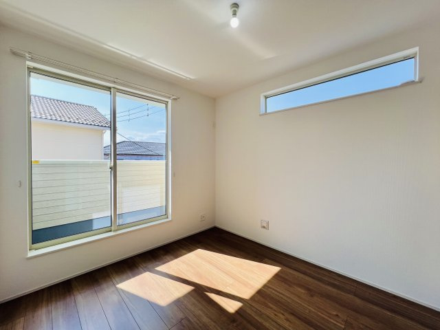 前橋市北代田町の洋室|バルコニーへも行き来できる洋室♪