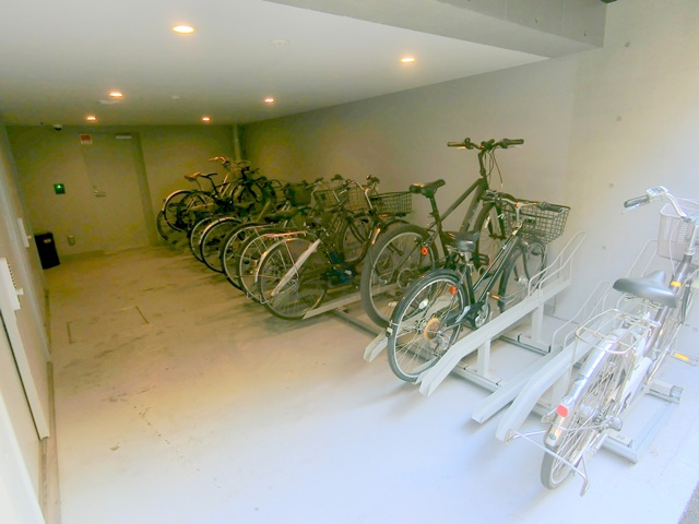 ルネサンスコート大森本町のその他共用部分|屋根付きラック式の駐輪場