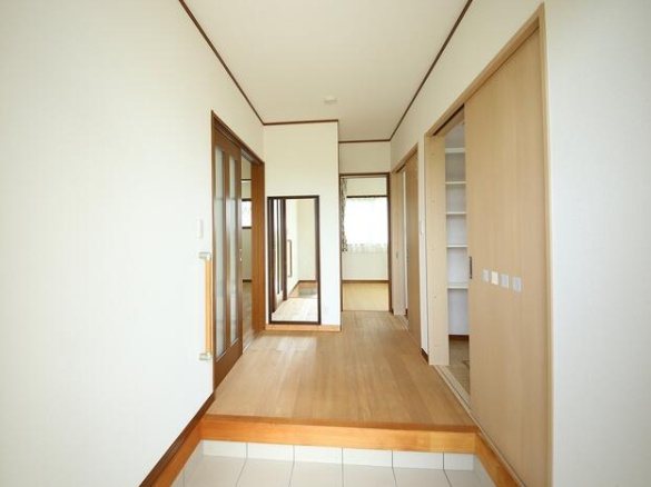 茂原市木崎　平屋中古戸建の玄関|敷地約138 平成29年7月築３LDK平屋自然素材もみの木床材吹付断熱 駐車2台可家庭菜園が可能です