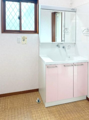 茂原市木崎　平屋中古戸建の独立洗面台|敷地約138 平成29年7月築３LDK平屋自然素材もみの木床材吹付断熱 駐車2台可家庭菜園が可能です