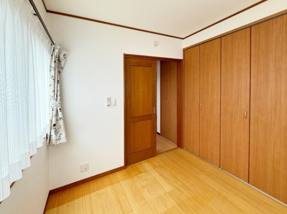 茂原市木崎　平屋中古戸建の洋室|敷地約138 平成29年7月築３LDK平屋自然素材もみの木床材吹付断熱 駐車2台可家庭菜園が可能です