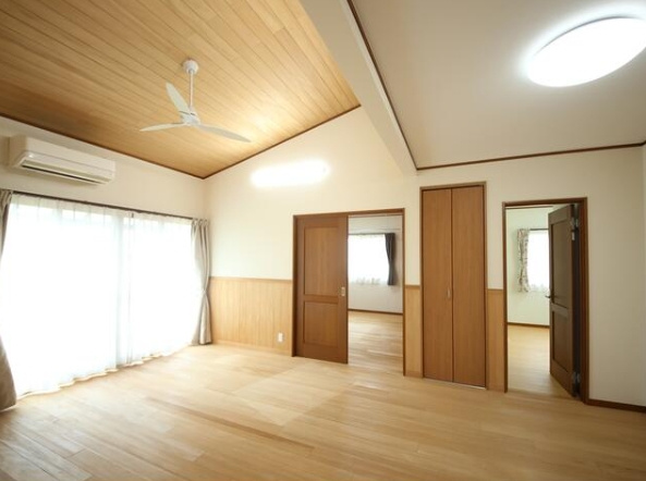 茂原市木崎　平屋中古戸建の居間・リビング|敷地約138 平成29年7月築３LDK平屋自然素材もみの木床材吹付断熱 駐車2台可家庭菜園が可能です