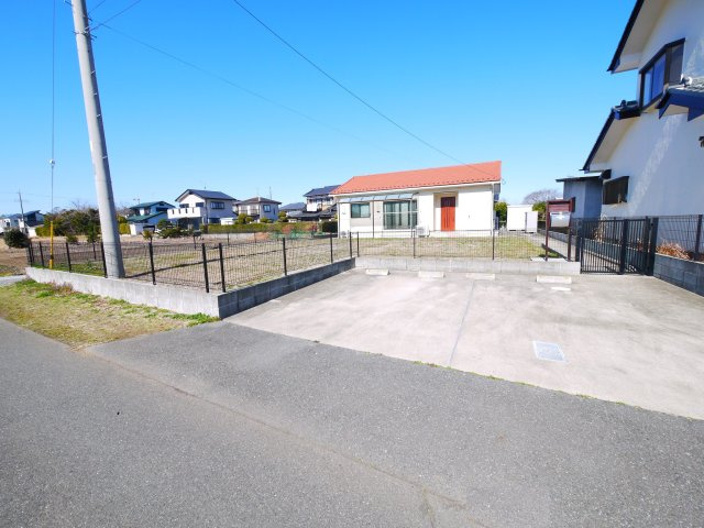 茂原市木崎　平屋中古戸建の駐車場|敷地約138 平成29年7月築３LDK平屋自然素材もみの木床材吹付断熱 駐車2台可家庭菜園が可能です