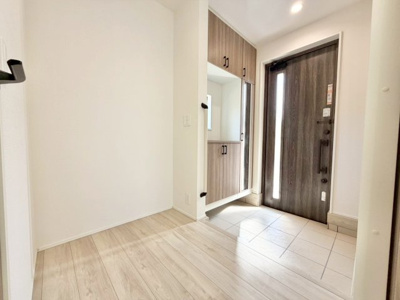 【玄関】 | 香取市みずほ台1号棟 | 即日内覧可能です！お気軽に０４７６－３７－３８８８までお問合せ下さい。