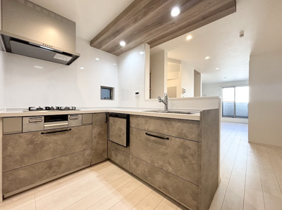 【キッチン】 | ◆港北区綱島東1丁目中古住宅◆ | ◆デザイン性と機能性を兼ね備えたキッチンです。リビングスペースとの一体感が生まれ、広々空間を演出してくれます。