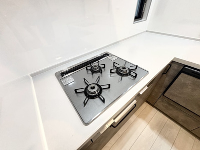 【キッチン】 | ◆港北区綱島東1丁目中古住宅◆ | ◆長い時間滞在するキッチンだからこそ、食事の準備を楽しい時間に、忙しい時でもスムーズに無駄なく作業できる、お手入れも簡単にできるなど、毎日を楽しくするキッチンスペースに仕上げました。