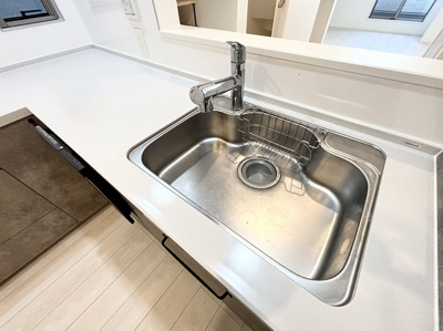 【キッチン】 | ◆港北区綱島東1丁目中古住宅◆ | ◆ご家族みんなで調理ができる位のスペースを実現したキッチン空間となっております。みんなで作った料理を召し上がりながらの会話は、どのような物になるのでしょうか。