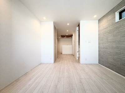 【居間・リビング】 | ◆港北区綱島東1丁目中古住宅◆ | ◆柔らかな色合いのフローリングと清潔感のあふれる白のクロスが明るい空間を創り出しているリビングダイニング。家族の集まる憩いの場にふさわしいです。