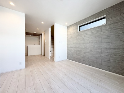 【居間・リビング】 | ◆港北区綱島東1丁目中古住宅◆ | ◆広々としたリビング・ダイニングは、シックでモダンな内装。落ち着いた雰囲気に包まれて、伸びやかな空間のなかで、ゆったりと家族団らんのひとときを過ごせます。