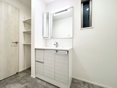 【独立洗面台】 | ◆港北区綱島東1丁目中古住宅◆ | ◆毎日使う場所だから、機能的で使いやすさに配慮したパウダールーム。すっきりと使えるように収納も豊富にご用意しています。