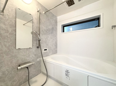 【浴室】 | ◆港北区綱島東1丁目中古住宅◆ | ◆モダンデザインの空間が気持ちよさを高めてくれるバスルーム。すっきりとした清潔感の中に都会的なセンスが感じられ、心身をリフレッシュできる寛ぎを深めてくれるスペースです。