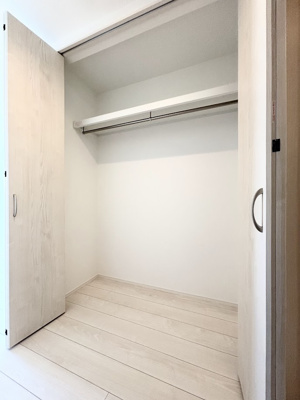 【収納】 | ◆港北区綱島東1丁目中古住宅◆ | ◆大容量のウォークインクローゼットがあれば、室内にタンスなどを置かなくて済み、室内がスッキリします！