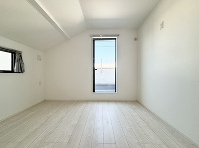 【洋室】 | ◆港北区綱島東1丁目中古住宅◆ | ◆感性を育むプライベートルームはシンプルでスマートな空間。好みの空間で読書をしたり、音楽を聞いたりと一人の時間も充実したものにできます。