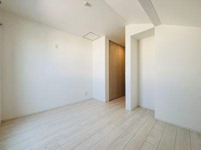 【洋室】 | ◆港北区綱島東1丁目中古住宅◆ | ◆室内はいつも明るい印象なので気持ちの良い朝を迎えられます