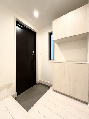 【玄関】 | ◆港北区綱島東1丁目中古住宅◆ | ◆明るい玄関です！散らかりやすい玄関もスッキリする大容量のシューズボックス付き。