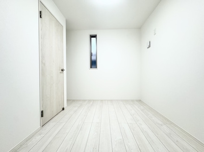 【洋室】 | ◆港北区綱島東1丁目　中古戸建◆ | ◆子どものスタディ空間として、あるいは書斎やホビールームとして生活スタイルに合わせて使えるプライベートルーム。居心地のいい落ち着いたインテリアが似合います。