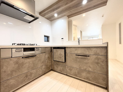 【キッチン】 | ◆港北区綱島東1丁目中古住宅◆ | ◆キッチンからダイニングやリビングが見渡せるキッチン。料理をしながら家族とコミュニケーションをとれるだけでなく、大きな開放感も得られることができます。