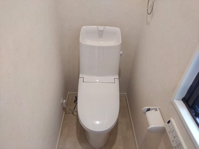 宝塚市山本南2丁目一戸建のトイレ|2階トイレ　温水洗浄便座付き